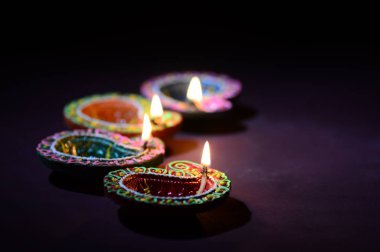 Diwali kutlaması sırasında renkli kil Diya (Fener) lambaları yandı. Selamlar Kart Tasarımı Hint Hindu Işık Festivali Diwali.