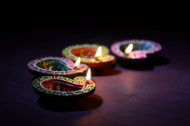 Diwali kutlaması sırasında renkli kil Diya (Fener) lambaları yandı. Selamlar Kart Tasarımı Hint Hindu Işık Festivali Diwali.