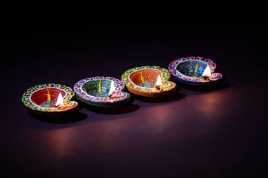 Diwali kutlaması sırasında renkli kil Diya (Fener) lambaları yandı. Selamlar Kart Tasarımı Hint Hindu Işık Festivali Diwali.