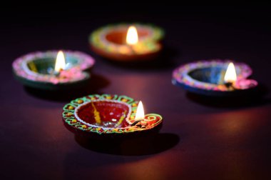 Diwali kutlaması sırasında renkli kil Diya (Fener) lambaları yandı. Selamlar Kart Tasarımı Hint Hindu Işık Festivali Diwali.