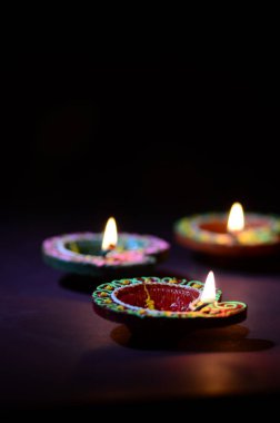 Diwali kutlaması sırasında renkli kil Diya (Fener) lambaları yandı. Selamlar Kart Tasarımı Hint Hindu Işık Festivali Diwali.