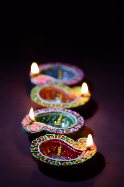 Diwali kutlaması sırasında renkli kil Diya (Fener) lambaları yandı. Selamlar Kart Tasarımı Hint Hindu Işık Festivali Diwali.