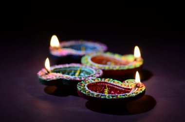 Diwali kutlaması sırasında renkli kil Diya (Fener) lambaları yandı. Selamlar Kart Tasarımı Hint Hindu Işık Festivali Diwali.