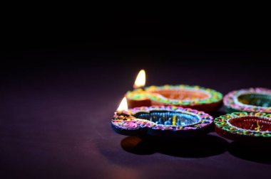 Diwali kutlaması sırasında renkli kil Diya (Fener) lambaları yandı. Selamlar Kart Tasarımı Hint Hindu Işık Festivali Diwali.