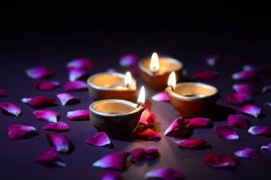 Diwali kutlamaları sırasında Clay diya lambaları yandı. Selamlar Kart Tasarımı Hint Hindu Işık Festivali Diwali