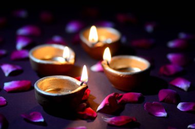 Diwali kutlamaları sırasında Clay diya lambaları yandı. Selamlar Kart Tasarımı Hint Hindu Işık Festivali Diwali