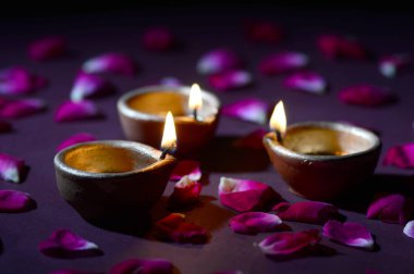 Diwali kutlamaları sırasında Clay diya lambaları yandı. Selamlar Kart Tasarımı Hint Hindu Işık Festivali Diwali