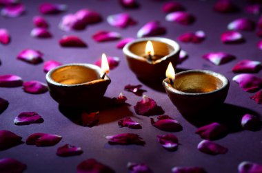 Diwali kutlamaları sırasında Clay diya lambaları yandı. Selamlar Kart Tasarımı Hint Hindu Işık Festivali Diwali