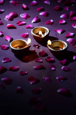 Diwali kutlamaları sırasında Clay diya lambaları yandı. Selamlar Kart Tasarımı Hint Hindu Işık Festivali Diwali