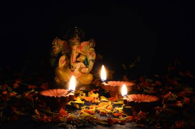 Kil diya lambalar diwali kutlamaları sırasında Lord Ganesha ile yaktı. Diwali denilen tebrik kartı tasarım Hint Hindu ışık Festivali