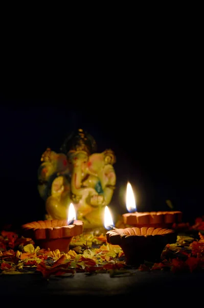 Lámparas Arcilla Diya Encendidas Con Señor Ganesha Durante Celebración Diwali —  Fotos de Stock