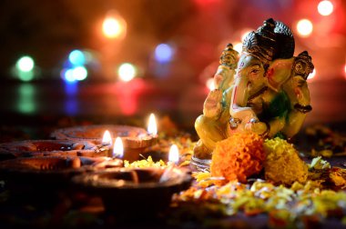 Kil diya lambalar diwali kutlamaları sırasında Lord Ganesha ile yaktı. Diwali denilen tebrik kartı tasarım Hint Hindu ışık Festivali