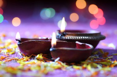 Diwali kutlamaları sırasında Clay diya lambaları yandı. Selamlar De Kart