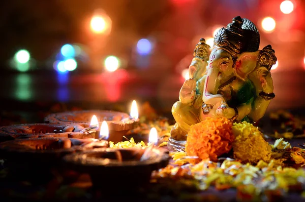 Lámparas Arcilla Diya Encendidas Con Señor Ganesha Durante Celebración Diwali —  Fotos de Stock