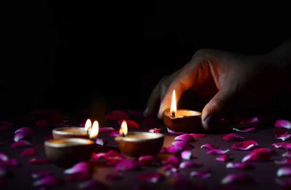 Diwali灯节期间手握和布置灯笼 Diya — 图库照片
