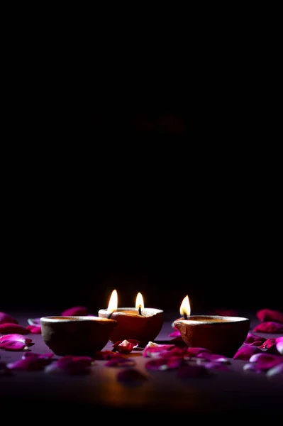 在Diwali庆典期间点燃了粘土灯。 问候卡脱去 — 图库照片