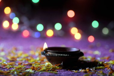 Diwali kutlamaları sırasında Clay diya lambaları yandı. Selamlar De Kart