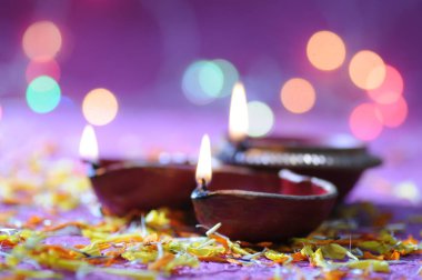 Diwali kutlamaları sırasında Clay diya lambaları yandı. Selamlar De Kart