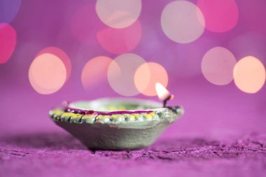 Diwali kutlamaları sırasında Clay diya lambaları yandı. Selamlar De Kart