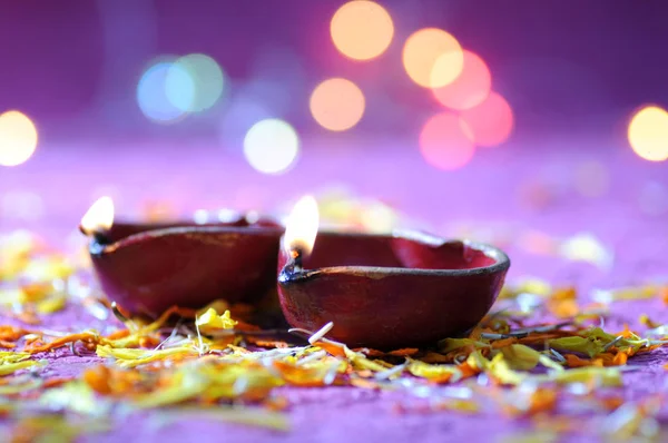 Lerdiyalampor tända under Diwali Celebration. Gratulationskort De — Stockfoto