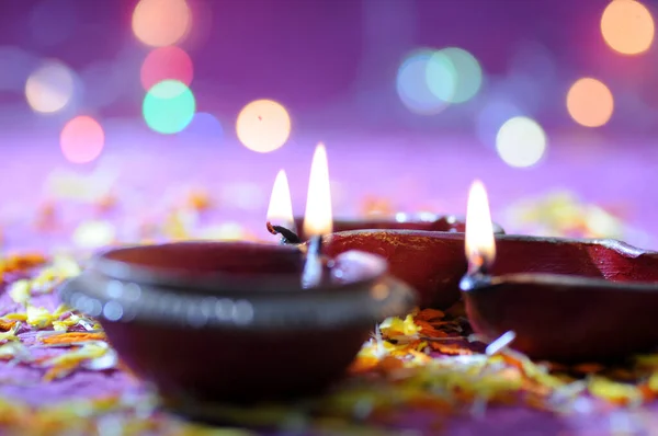 Lerdiyalampor tända under Diwali Celebration. Gratulationskort De — Stockfoto