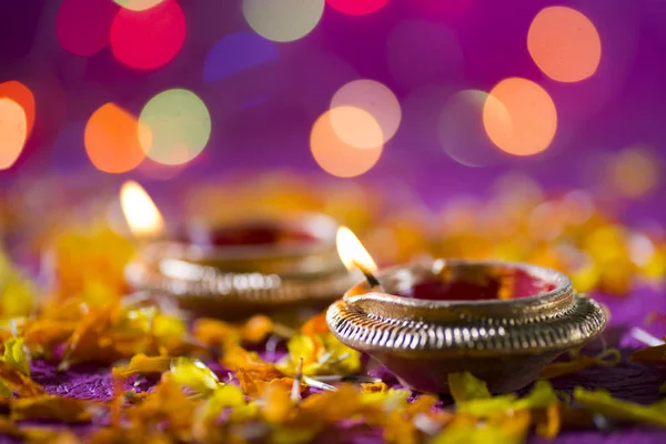 在Diwali庆典期间点燃了粘土灯。 问候卡脱去 — 图库照片