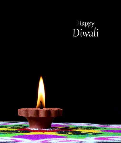 Diya-Lampen aus Ton beleuchtet während der Diwali-Feier, Rangoli im Hintergrund — Stockfoto