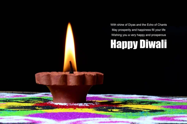 Clay diya lamps lit during diwali celebration, Rangoli in background — стоковое фото