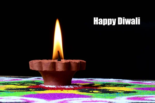 Clay diya lampor tända under diwali firande, Rangoli i bakgrunden — Stockfoto