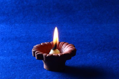 Diwali kutlamaları sırasında Clay diya lambaları yandı. Selamlar Kart Tasarımı Hint Hindu Işık Festivali Diwali