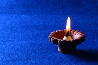Diwali kutlamaları sırasında Clay diya lambaları yandı. Selamlar Kart Tasarımı Hint Hindu Işık Festivali Diwali