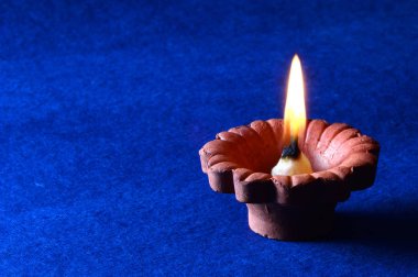 Diwali kutlamaları sırasında Clay diya lambaları yandı. Selamlar Kart Tasarımı Hint Hindu Işık Festivali Diwali