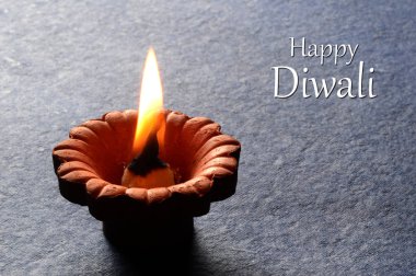 Diwali kutlamaları sırasında Clay diya lambaları yandı. Selamlar Kart Tasarımı Hint Hindu Işık Festivali Diwali