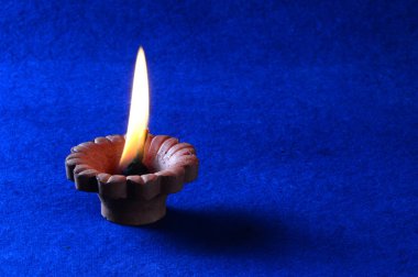 Diwali kutlamaları sırasında Clay diya lambaları yandı. Selamlar Kart Tasarımı Hint Hindu Işık Festivali Diwali