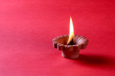 Diwali kutlamaları sırasında Clay diya lambaları yandı. Selamlar Kart Tasarımı Hint Hindu Işık Festivali Diwali