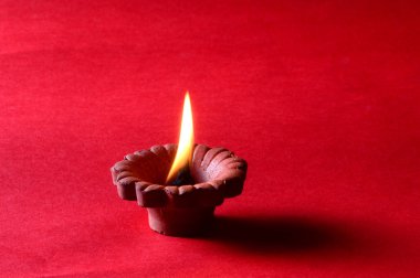 Diwali kutlamaları sırasında Clay diya lambaları yandı. Selamlar Kart Tasarımı Hint Hindu Işık Festivali Diwali
