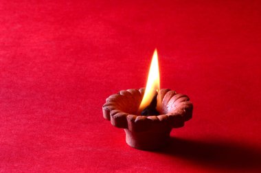 Diwali kutlamaları sırasında Clay diya lambaları yandı. Selamlar Kart Tasarımı Hint Hindu Işık Festivali Diwali