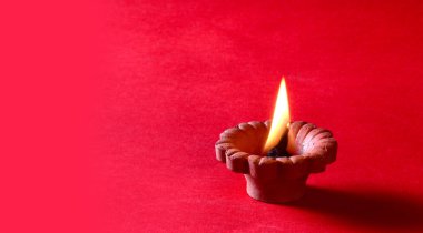 Diwali kutlamaları sırasında Clay diya lambaları yandı. Selamlar Kart Tasarımı Hint Hindu Işık Festivali Diwali