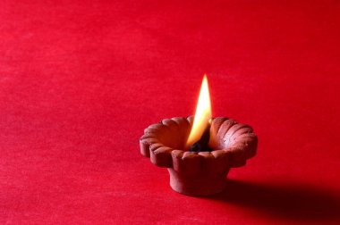 Diwali kutlamaları sırasında Clay diya lambaları yandı. Selamlar Kart Tasarımı Hint Hindu Işık Festivali Diwali