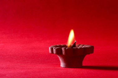 Diwali kutlamaları sırasında Clay diya lambaları yandı. Selamlar Kart Tasarımı Hint Hindu Işık Festivali Diwali