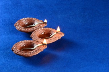 Diwali kutlamaları sırasında Clay diya lambaları yandı. Selamlar Kart Tasarımı Hint Hindu Işık Festivali Diwali