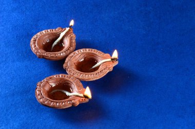 Diwali kutlamaları sırasında Clay diya lambaları yandı. Selamlar Kart Tasarımı Hint Hindu Işık Festivali Diwali