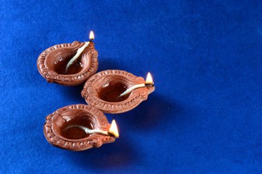 Diwali kutlamaları sırasında Clay diya lambaları yandı. Selamlar Kart Tasarımı Hint Hindu Işık Festivali Diwali