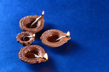 Diwali kutlamaları sırasında Clay diya lambaları yandı. Selamlar Kart Tasarımı Hint Hindu Işık Festivali Diwali