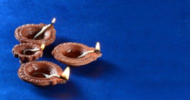 Diwali kutlamaları sırasında Clay diya lambaları yandı. Selamlar Kart Tasarımı Hint Hindu Işık Festivali Diwali