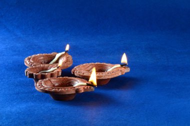 Diwali kutlamaları sırasında Clay diya lambaları yandı. Selamlar Kart Tasarımı Hint Hindu Işık Festivali Diwali