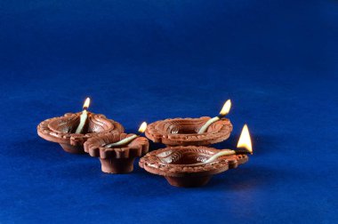 Diwali kutlamaları sırasında Clay diya lambaları yandı. Selamlar Kart Tasarımı Hint Hindu Işık Festivali Diwali