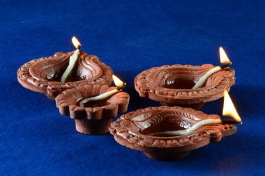 Diwali kutlamaları sırasında Clay diya lambaları yandı. Selamlar Kart Tasarımı Hint Hindu Işık Festivali Diwali