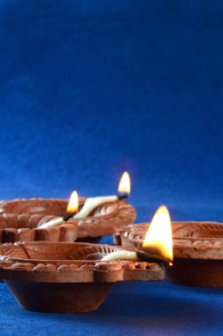Diwali kutlamaları sırasında Clay diya lambaları yandı. Selamlar Kart Tasarımı Hint Hindu Işık Festivali Diwali