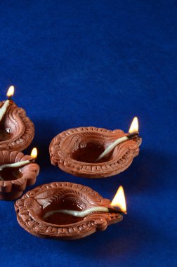 Diwali kutlamaları sırasında Clay diya lambaları yandı. Selamlar Kart Tasarımı Hint Hindu Işık Festivali Diwali